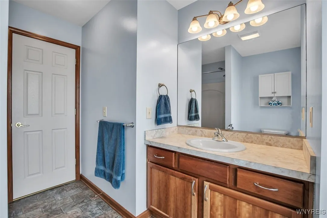Upstairs Full Bath off the hallway