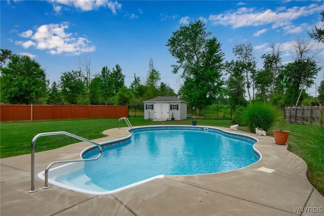 Fully fenced yard!