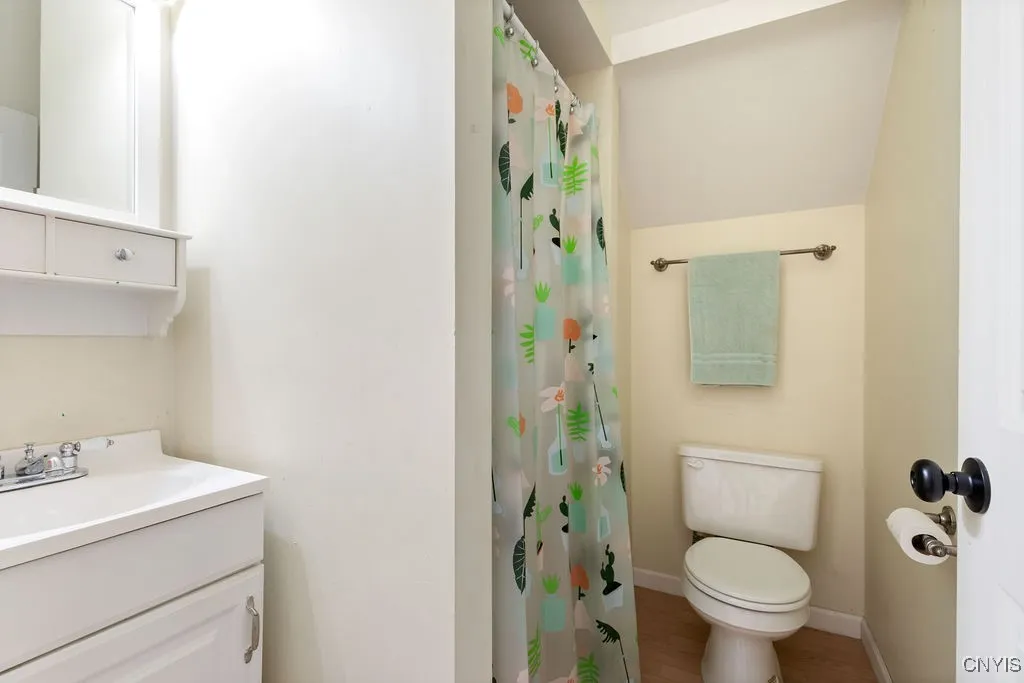 Upstairs 2nd Full Bathroom.