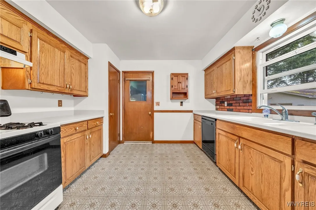 11070 Fairview Drive, Perrysburg, New York 14070, Perrysburg, New York 14070, 3 Bedrooms Bedrooms, 7 Rooms Rooms,1 BathroomBathrooms,Residential,For Sale,11070 Fairview Drive, Perrysburg, New York 14070,B1621644