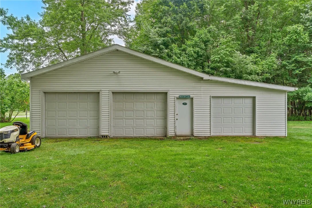 11070 Fairview Drive, Perrysburg, New York 14070, Perrysburg, New York 14070, 3 Bedrooms Bedrooms, 7 Rooms Rooms,1 BathroomBathrooms,Residential,For Sale,11070 Fairview Drive, Perrysburg, New York 14070,B1621644