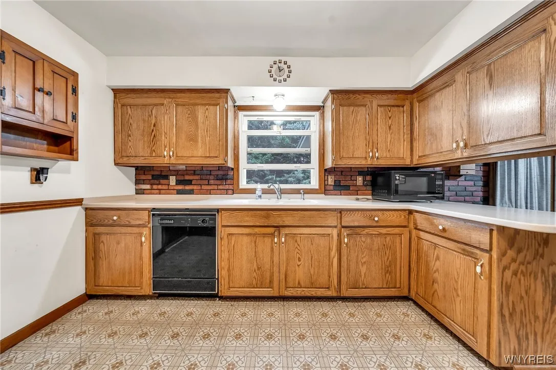 11070 Fairview Drive, Perrysburg, New York 14070, Perrysburg, New York 14070, 3 Bedrooms Bedrooms, 7 Rooms Rooms,1 BathroomBathrooms,Residential,For Sale,11070 Fairview Drive, Perrysburg, New York 14070,B1621644