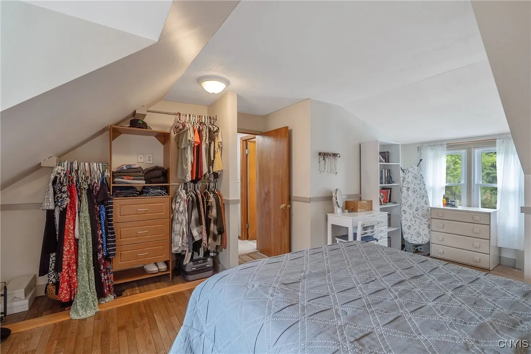 And just look at all of the options afforded by the chic closet system on the other side of the doorway.