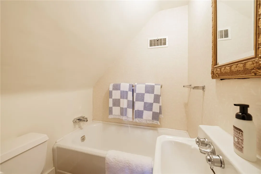 8 Oak Lane, Brighton, New York 14610, Brighton, New York 14610, 4 Bedrooms Bedrooms, 9 Rooms Rooms,3 BathroomsBathrooms,Residential,For Sale,8 Oak Lane, Brighton, New York 14610,R1621557