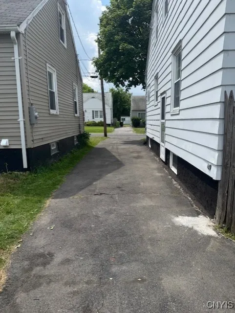 LARGE LONG DRIVEWAY