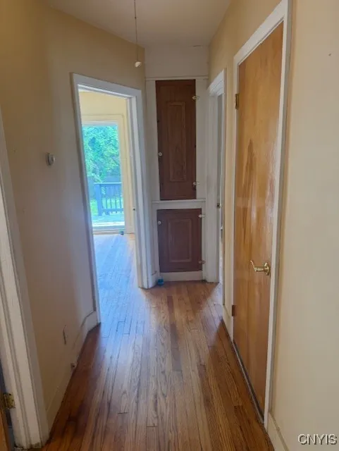 HALLWAY WITH 2 BEDROOMS ON 1ST FLOOR