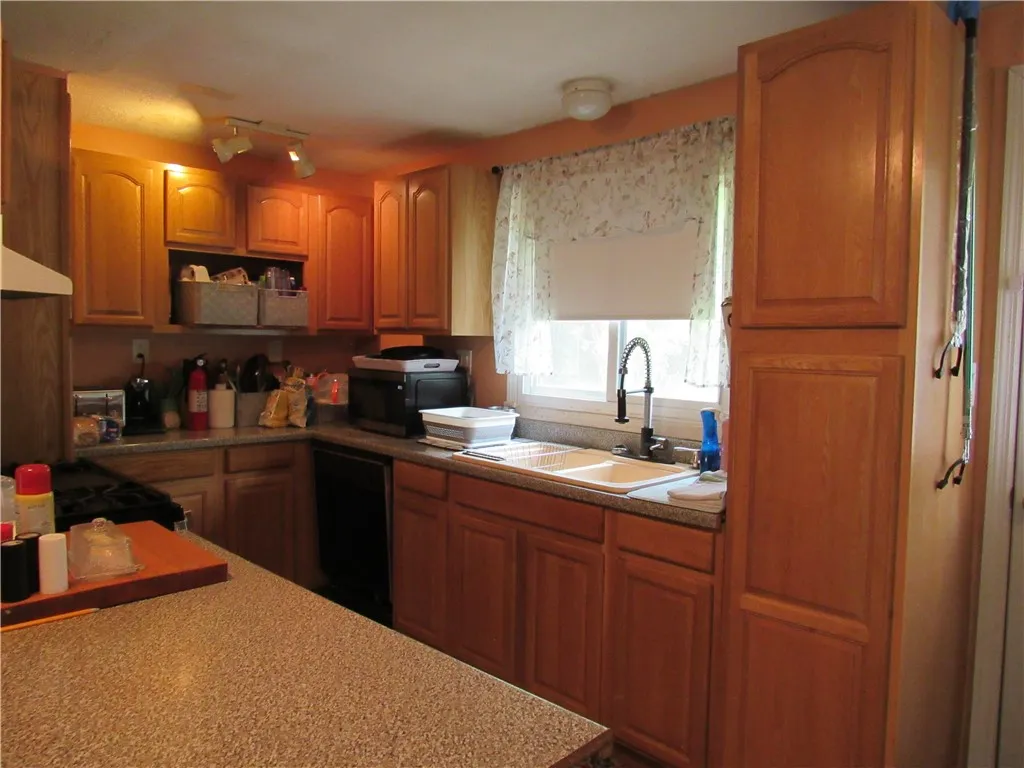 18 Mark Circle, Naples, New York 14512, Naples, New York 14512, 2 Bedrooms Bedrooms, 5 Rooms Rooms,2 BathroomsBathrooms,Residential,For Sale,18 Mark Circle, Naples, New York 14512,R1621475