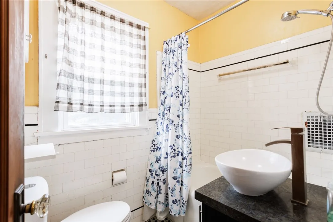 802 Merchants Road, Rochester, New York 14609, Rochester, New York 14609, 3 Bedrooms Bedrooms, 6 Rooms Rooms,1 BathroomBathrooms,Residential,For Sale,802 Merchants Road, Rochester, New York 14609,R1620243