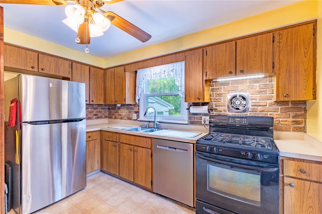 146 Summit Hill Drive, Greece, New York 14612, Greece, New York 14612, 3 Bedrooms Bedrooms, 7 Rooms Rooms,1 BathroomBathrooms,Residential,For Sale,146 Summit Hill Drive, Greece, New York 14612,R1621613