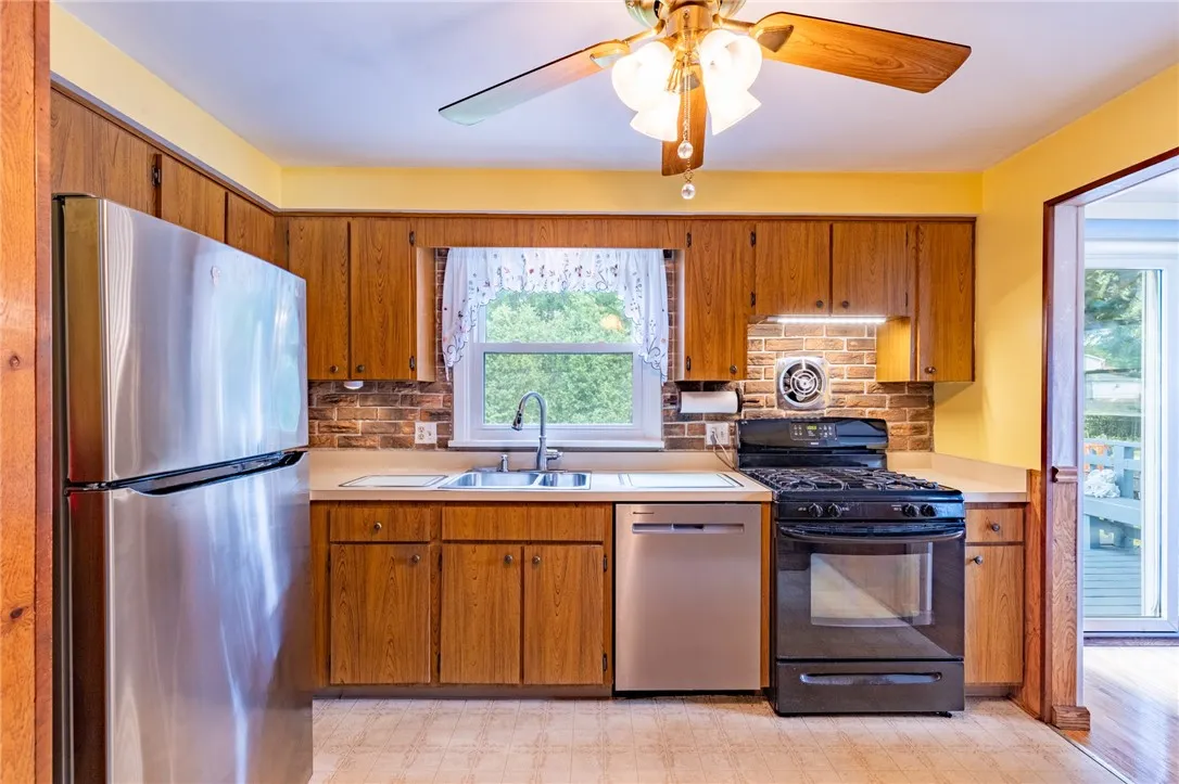146 Summit Hill Drive, Greece, New York 14612, Greece, New York 14612, 3 Bedrooms Bedrooms, 7 Rooms Rooms,1 BathroomBathrooms,Residential,For Sale,146 Summit Hill Drive, Greece, New York 14612,R1621613
