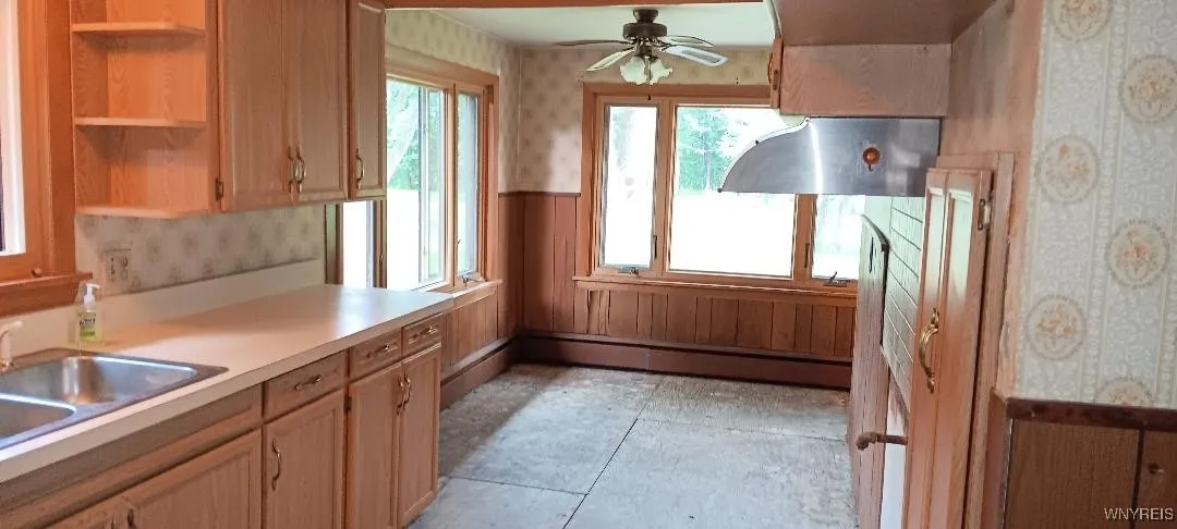 kitchen , eating area
