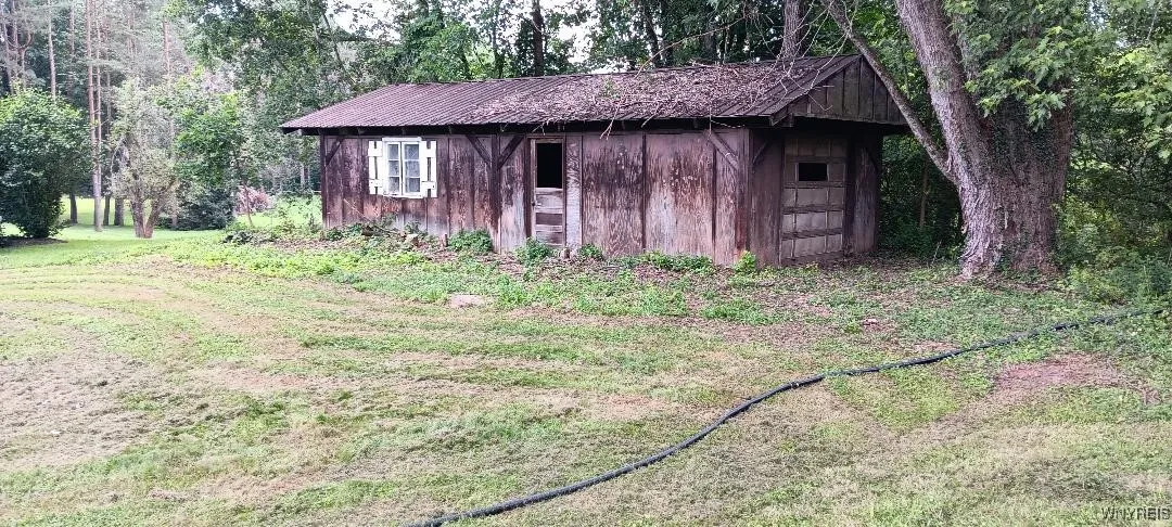 16 x32 shed
concrete floor 
chicken coop?