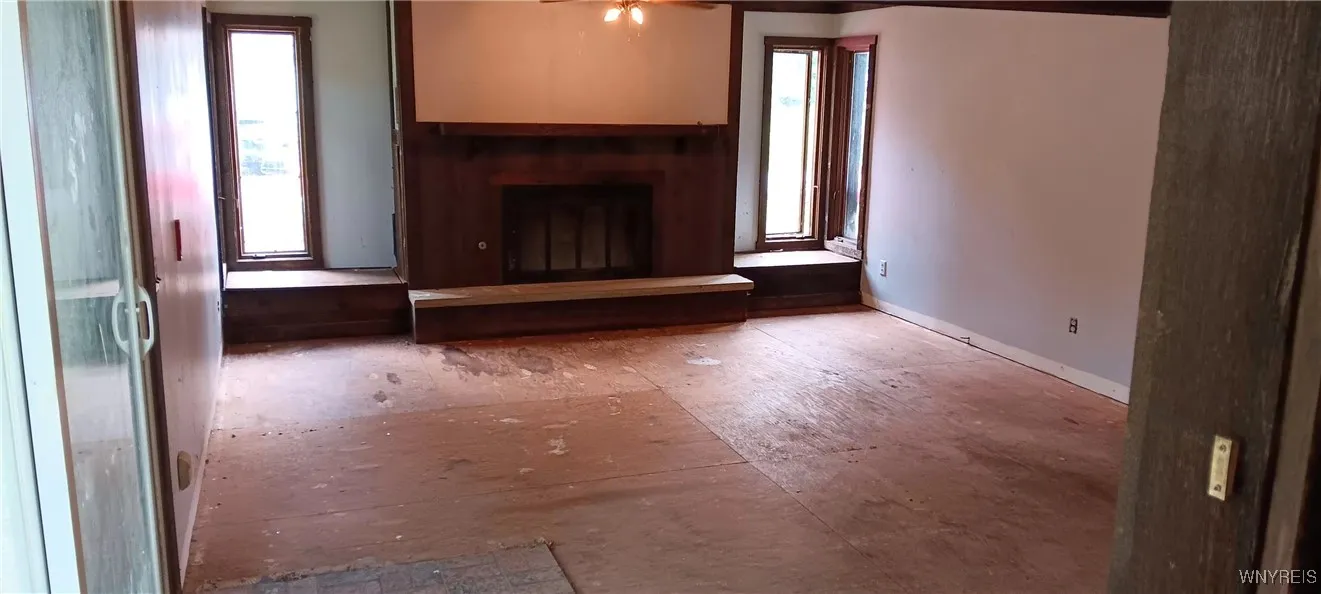family room
beamed ceiling
wbfp,(nwtc)