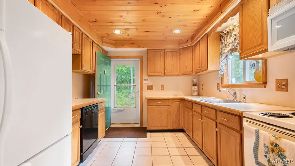 8911 Hoyett Road, Clarksville, New York 14727, Clarksville, New York 14727, 3 Bedrooms Bedrooms, 6 Rooms Rooms,1 BathroomBathrooms,Residential,For Sale,8911 Hoyett Road, Clarksville, New York 14727,B1621714