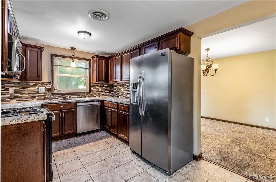 This kitchen is really nice - plenty of cabinet space and great counters and backsplash!