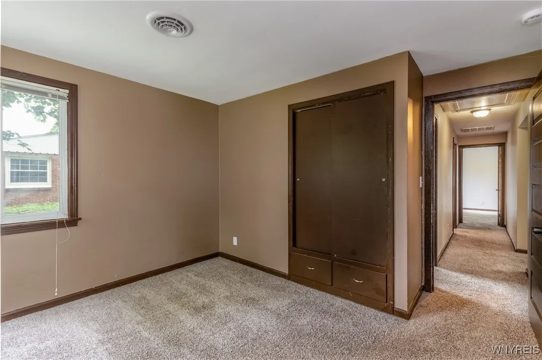 This is another pic of the back bedroom - nice closet and drawers!