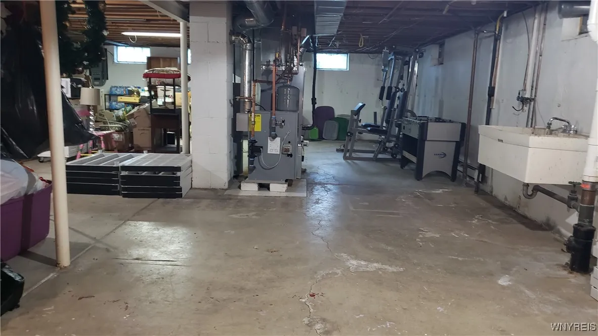 Full basement with laundry tub
