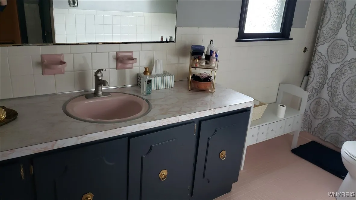 Full bath on 2nd floor