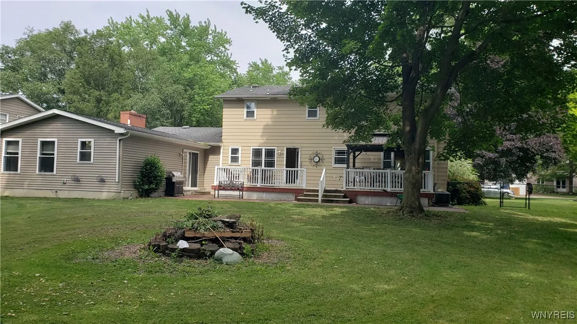 On the left of the main house  is the inlaw ssuite