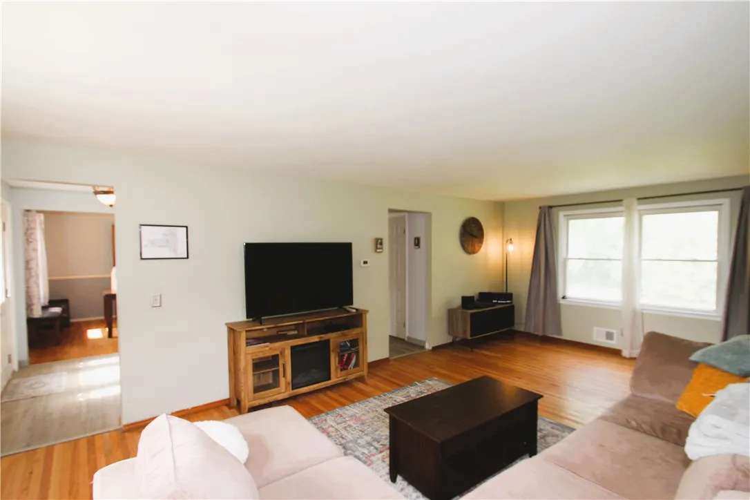 24 Lexington Parkway, Chili, New York 14624, Chili, New York 14624, 4 Bedrooms Bedrooms, 8 Rooms Rooms,1 BathroomBathrooms,Residential,For Sale,24 Lexington Parkway, Chili, New York 14624,R1621771