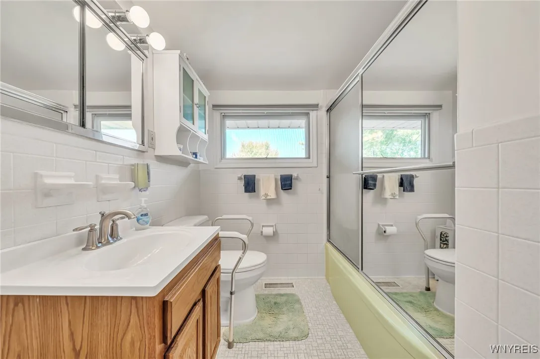 35 Glendale Drive, Tonawanda, New York 14051, Tonawanda, New York 14150, 3 Bedrooms Bedrooms, 7 Rooms Rooms,1 BathroomBathrooms,Residential,For Sale,35 Glendale Drive, Tonawanda, New York 14051,B1621781