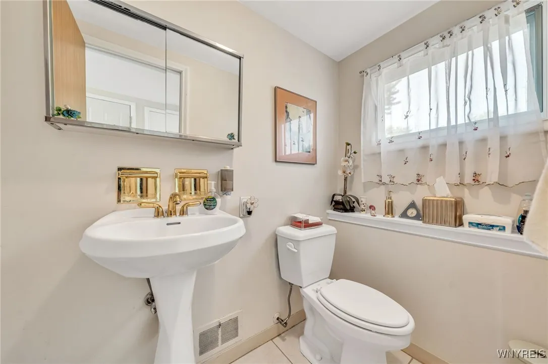 35 Glendale Drive, Tonawanda, New York 14051, Tonawanda, New York 14150, 3 Bedrooms Bedrooms, 7 Rooms Rooms,1 BathroomBathrooms,Residential,For Sale,35 Glendale Drive, Tonawanda, New York 14051,B1621781