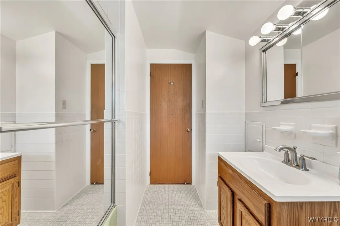 35 Glendale Drive, Tonawanda, New York 14051, Tonawanda, New York 14150, 3 Bedrooms Bedrooms, 7 Rooms Rooms,1 BathroomBathrooms,Residential,For Sale,35 Glendale Drive, Tonawanda, New York 14051,B1621781