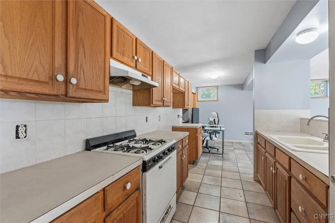 6924 Todd Way, Salina, New York 13088, Salina, New York 13088, 4 Bedrooms Bedrooms, 11 Rooms Rooms,3 BathroomsBathrooms,Residential,For Sale,6924 Todd Way, Salina, New York 13088,S1619965