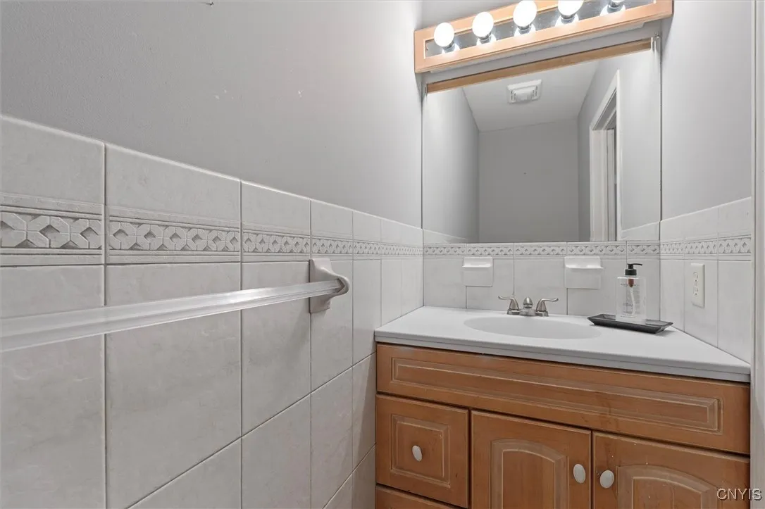 6924 Todd Way, Salina, New York 13088, Salina, New York 13088, 4 Bedrooms Bedrooms, 11 Rooms Rooms,3 BathroomsBathrooms,Residential,For Sale,6924 Todd Way, Salina, New York 13088,S1619965