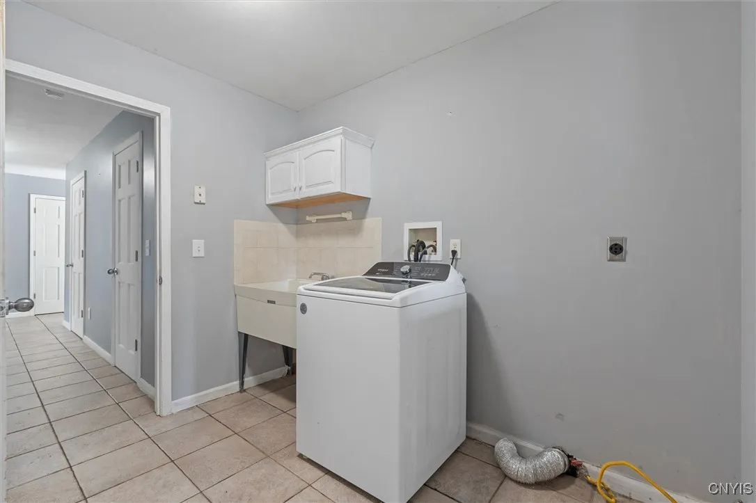 6924 Todd Way, Salina, New York 13088, Salina, New York 13088, 4 Bedrooms Bedrooms, 11 Rooms Rooms,3 BathroomsBathrooms,Residential,For Sale,6924 Todd Way, Salina, New York 13088,S1619965