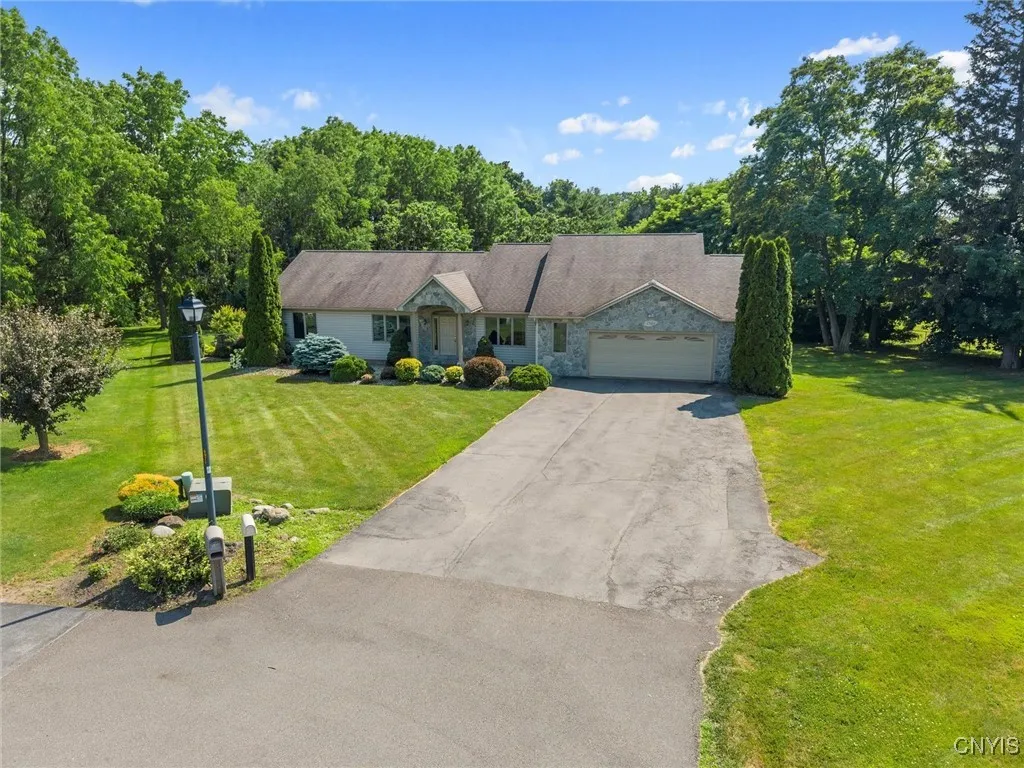 6924 Todd Way, Salina, New York 13088, Salina, New York 13088, 4 Bedrooms Bedrooms, 11 Rooms Rooms,3 BathroomsBathrooms,Residential,For Sale,6924 Todd Way, Salina, New York 13088,S1619965