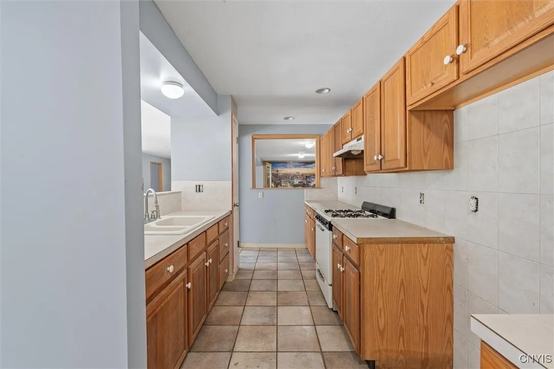 6924 Todd Way, Salina, New York 13088, Salina, New York 13088, 4 Bedrooms Bedrooms, 11 Rooms Rooms,3 BathroomsBathrooms,Residential,For Sale,6924 Todd Way, Salina, New York 13088,S1619965