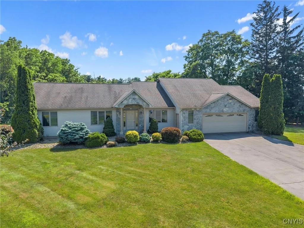 6924 Todd Way, Salina, New York 13088, Salina, New York 13088, 4 Bedrooms Bedrooms, 11 Rooms Rooms,3 BathroomsBathrooms,Residential,For Sale,6924 Todd Way, Salina, New York 13088,S1619965