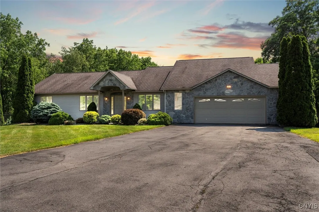 6924 Todd Way, Salina, New York 13088, Salina, New York 13088, 4 Bedrooms Bedrooms, 11 Rooms Rooms,3 BathroomsBathrooms,Residential,For Sale,6924 Todd Way, Salina, New York 13088,S1619965