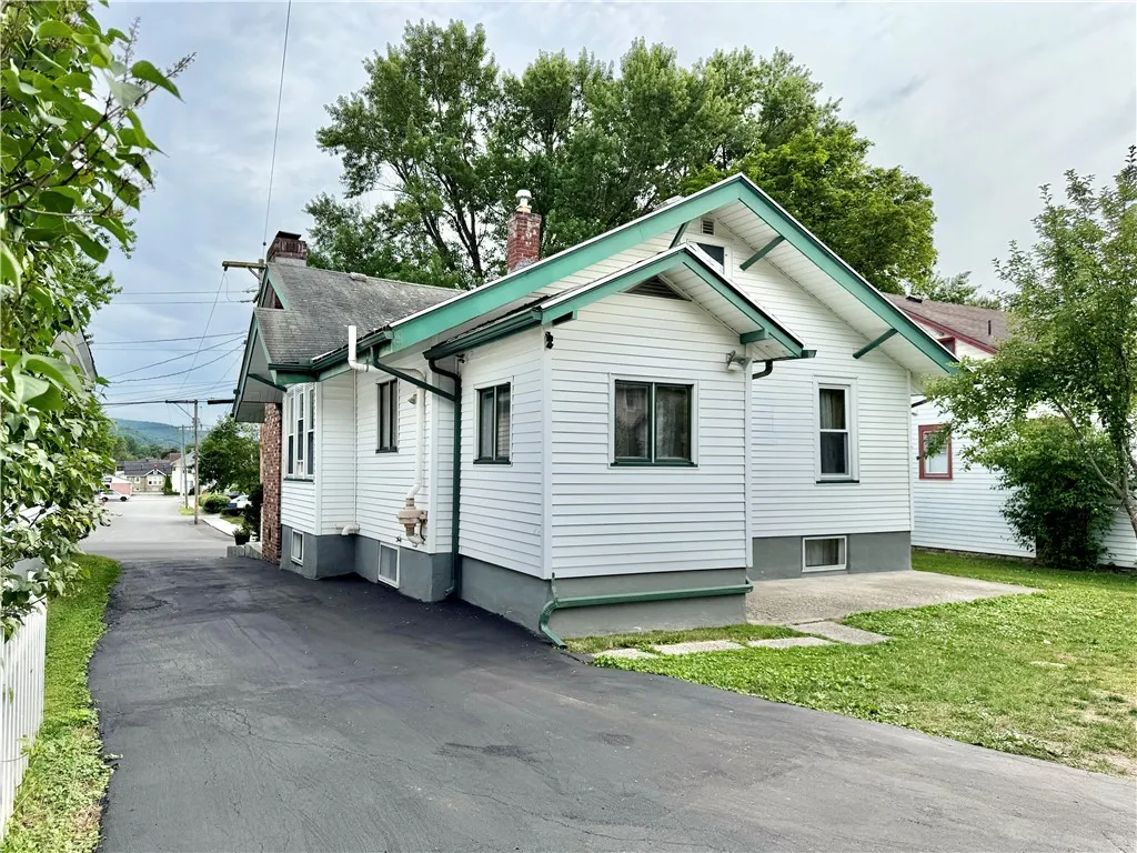 18 Madison Avenue, Oneonta, New York 13820, Oneonta, New York 13820, 3 Bedrooms Bedrooms, 7 Rooms Rooms,1 BathroomBathrooms,Residential,For Sale,18 Madison Avenue, Oneonta, New York 13820,R1621146