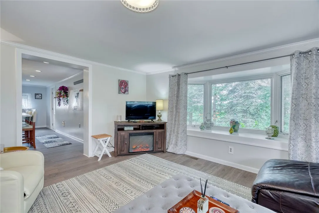 Beautiful bow window i the living room.