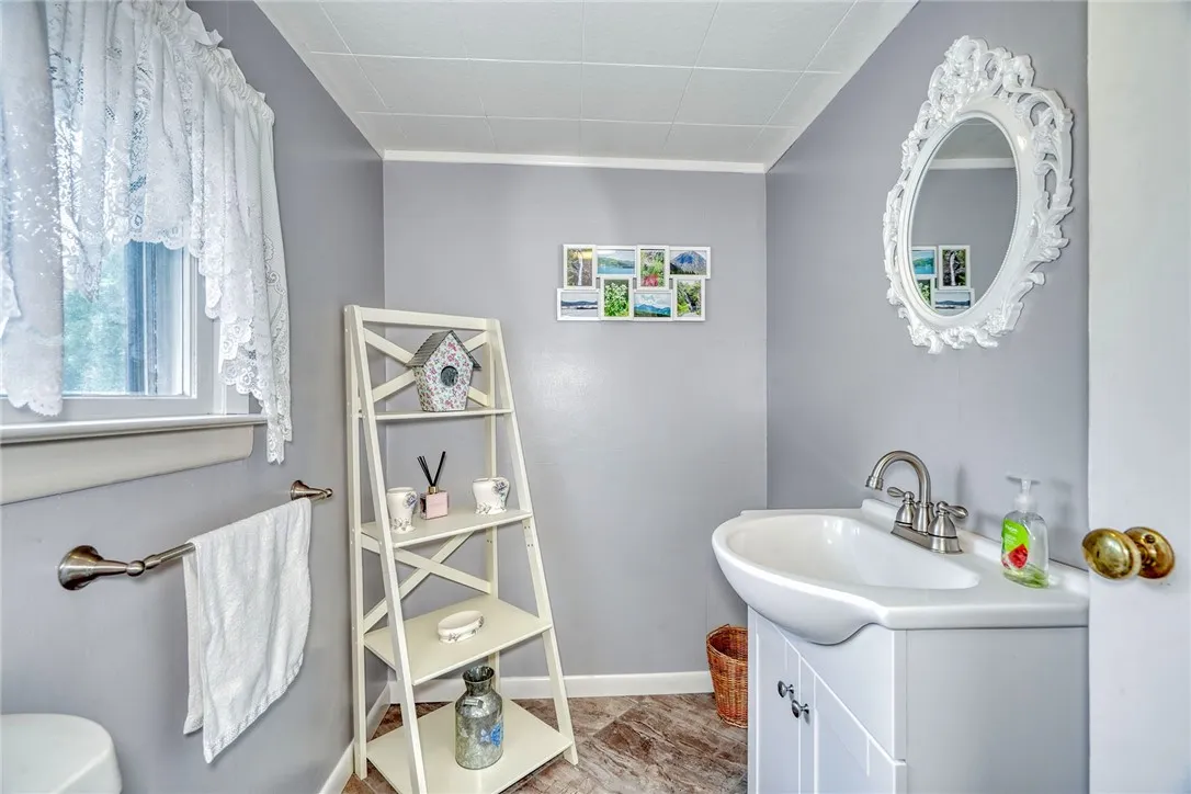 2nd floor bathroom..
