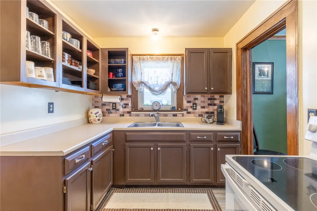 82 Barnard Street, Greece, New York 14616, Greece, New York 14616, 2 Bedrooms Bedrooms, ,2 BathroomsBathrooms,Residential,For Sale,82 Barnard Street, Greece, New York 14616,R1620706