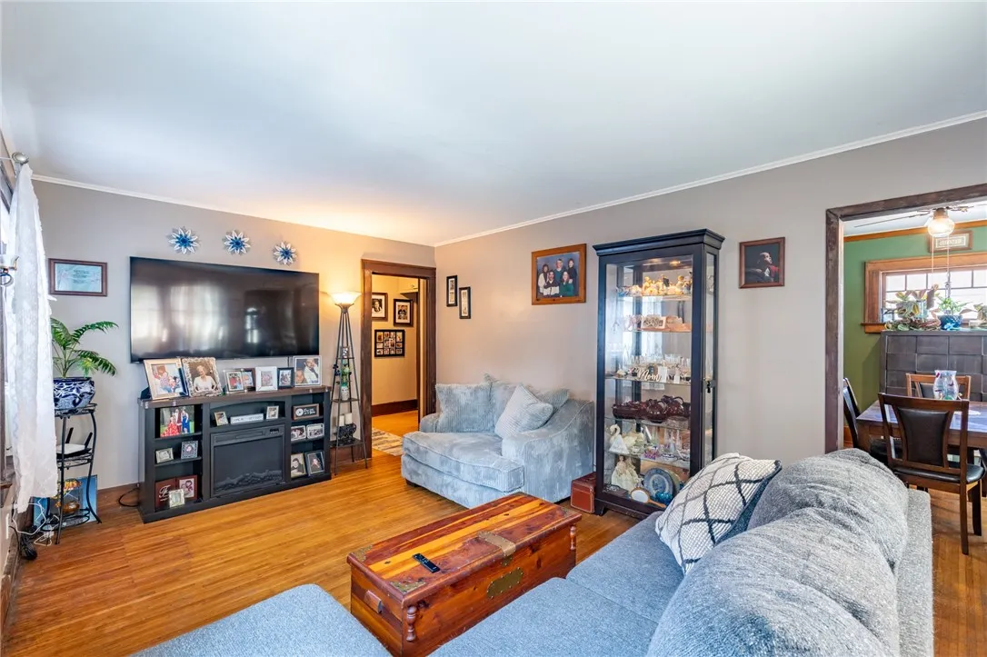 82 Barnard Street, Greece, New York 14616, Greece, New York 14616, 2 Bedrooms Bedrooms, ,2 BathroomsBathrooms,Residential,For Sale,82 Barnard Street, Greece, New York 14616,R1620706
