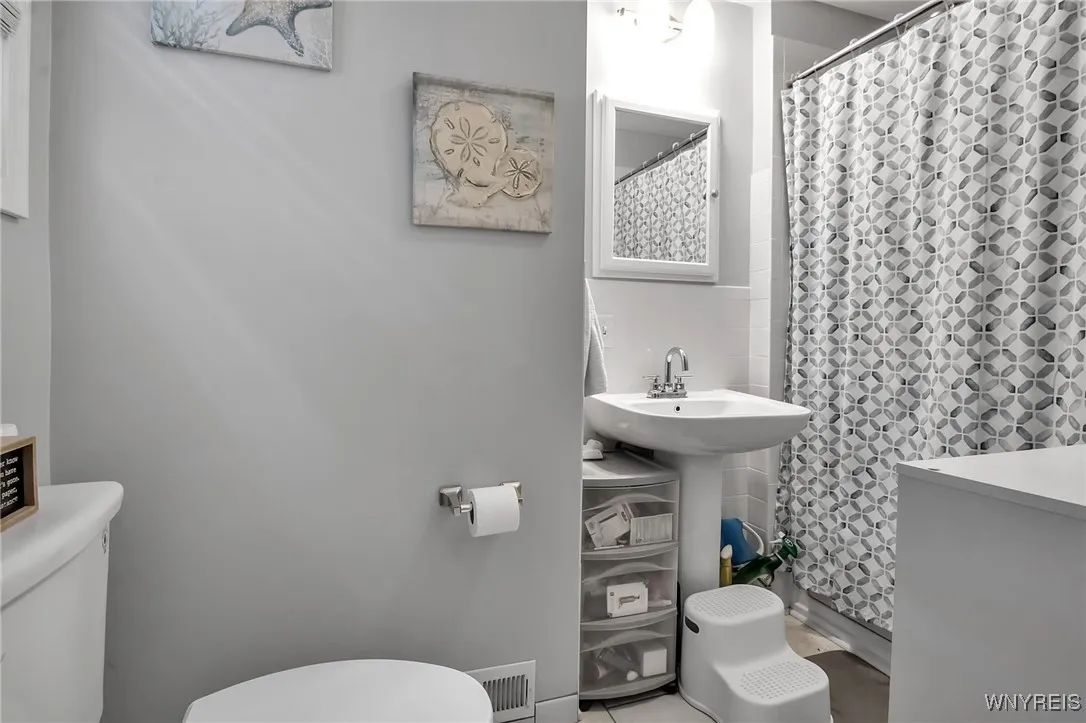 1007 87th Street, Niagara Falls, New York 14304, Niagara Falls, New York 14304, 3 Bedrooms Bedrooms, 7 Rooms Rooms,2 BathroomsBathrooms,Residential,For Sale,1007 87th Street, Niagara Falls, New York 14304,B1621776