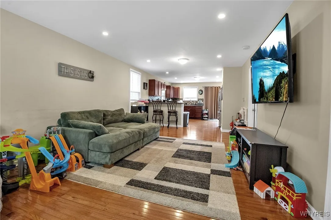 1007 87th Street, Niagara Falls, New York 14304, Niagara Falls, New York 14304, 3 Bedrooms Bedrooms, 7 Rooms Rooms,2 BathroomsBathrooms,Residential,For Sale,1007 87th Street, Niagara Falls, New York 14304,B1621776