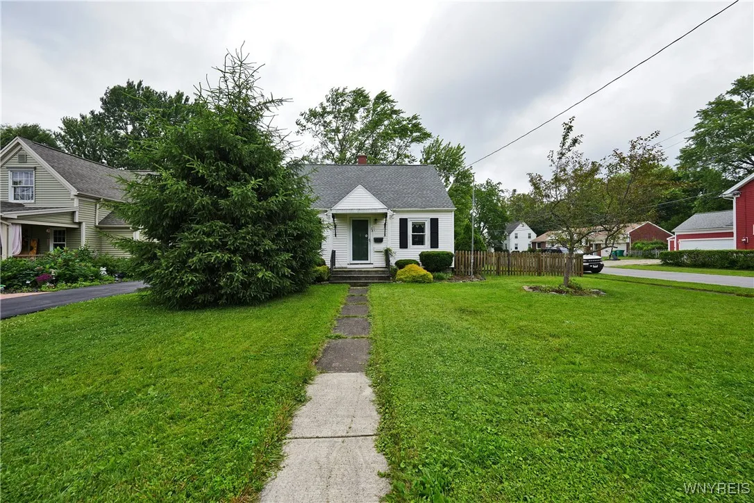 28 Huntington Court, Hamburg, New York 14075, Hamburg, New York 14075, 3 Bedrooms Bedrooms, 8 Rooms Rooms,1 BathroomBathrooms,Residential,For Sale,28 Huntington Court, Hamburg, New York 14075,B1618354