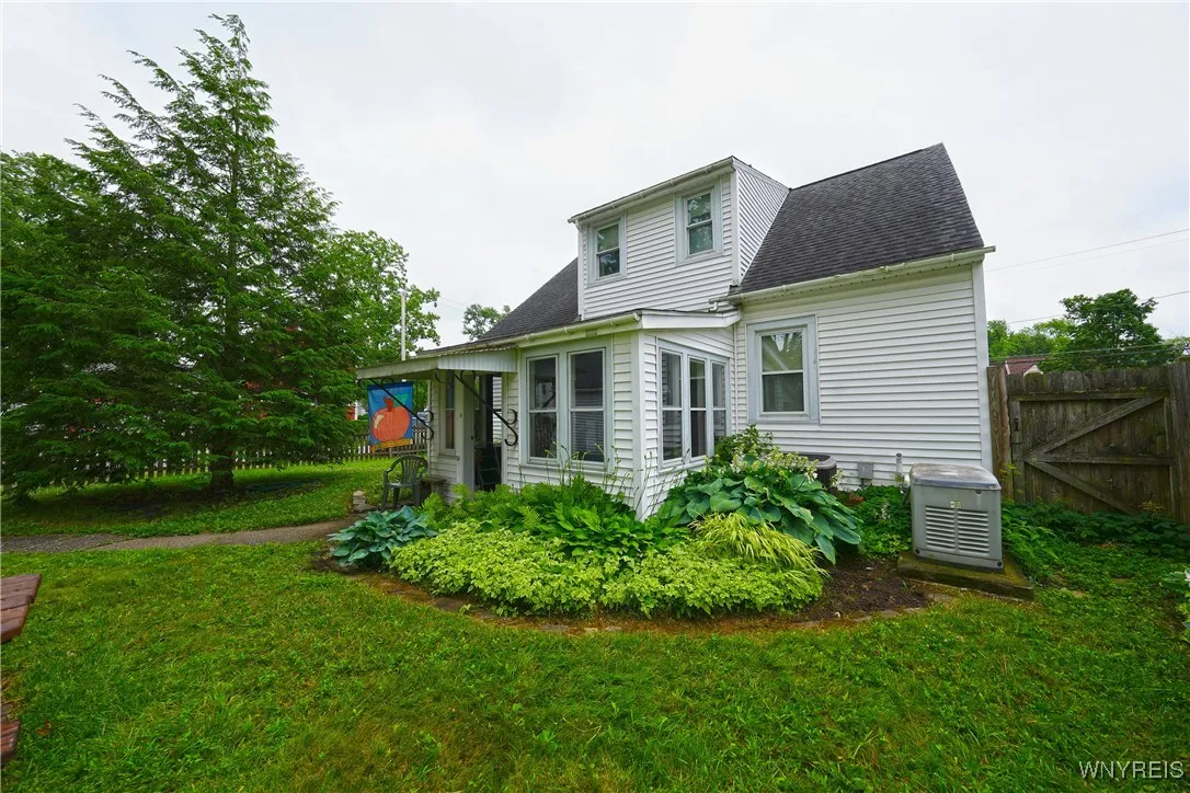 28 Huntington Court, Hamburg, New York 14075, Hamburg, New York 14075, 3 Bedrooms Bedrooms, 8 Rooms Rooms,1 BathroomBathrooms,Residential,For Sale,28 Huntington Court, Hamburg, New York 14075,B1618354