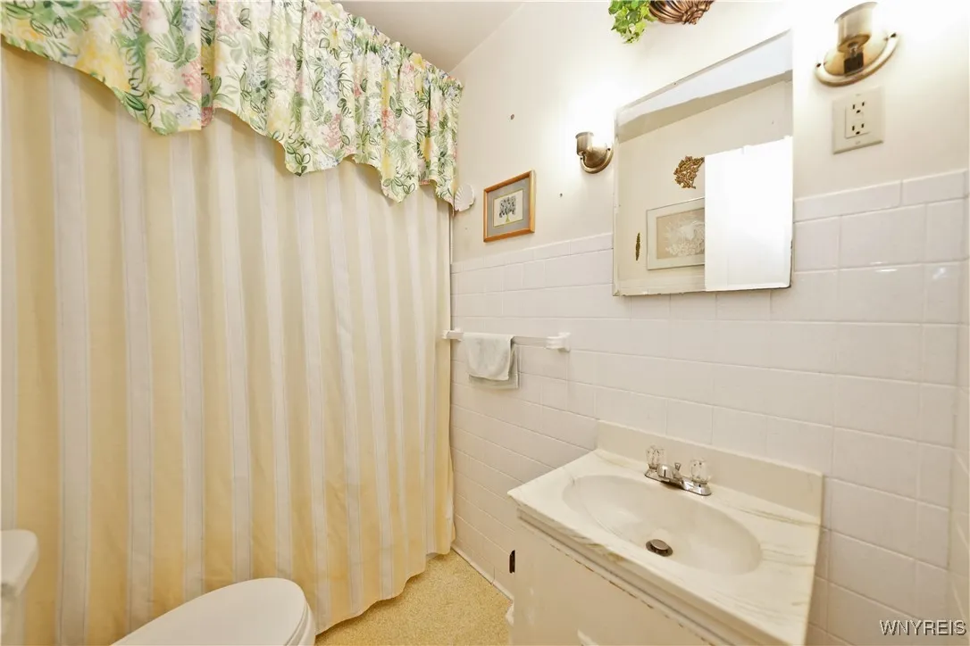 1st Floor Bathroom