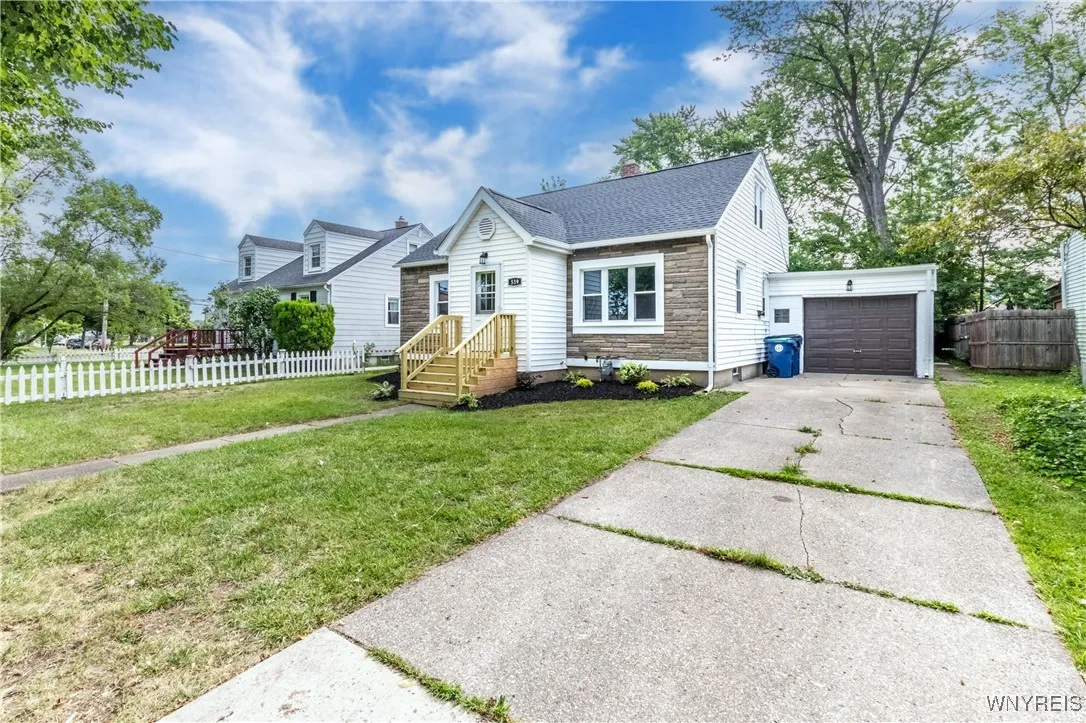 539 Windermere Boulevard, Amherst, New York 14226, Amherst, New York 14226, 4 Bedrooms Bedrooms, 9 Rooms Rooms,1 BathroomBathrooms,Residential,For Sale,539 Windermere Boulevard, Amherst, New York 14226,B1621185