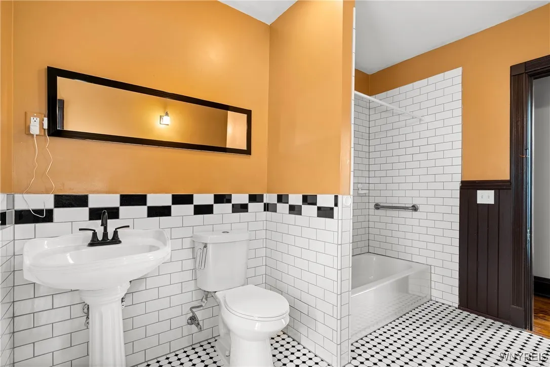 136 Prospect Avenue, Buffalo, New York 14201, Buffalo, New York 14201, 3 Bedrooms Bedrooms, 7 Rooms Rooms,2 BathroomsBathrooms,Residential Lease,For Rent,136 Prospect Avenue, Buffalo, New York 14201,B1620041