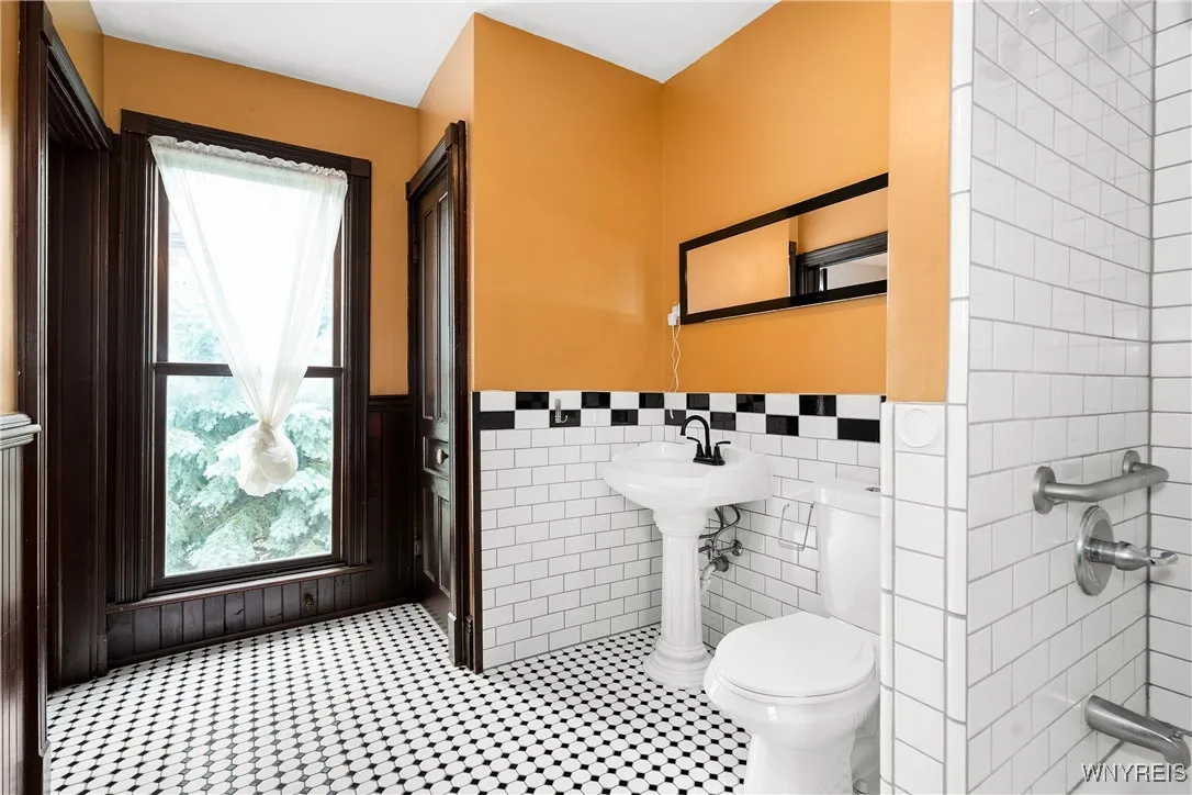 136 Prospect Avenue, Buffalo, New York 14201, Buffalo, New York 14201, 3 Bedrooms Bedrooms, 7 Rooms Rooms,2 BathroomsBathrooms,Residential Lease,For Rent,136 Prospect Avenue, Buffalo, New York 14201,B1620041