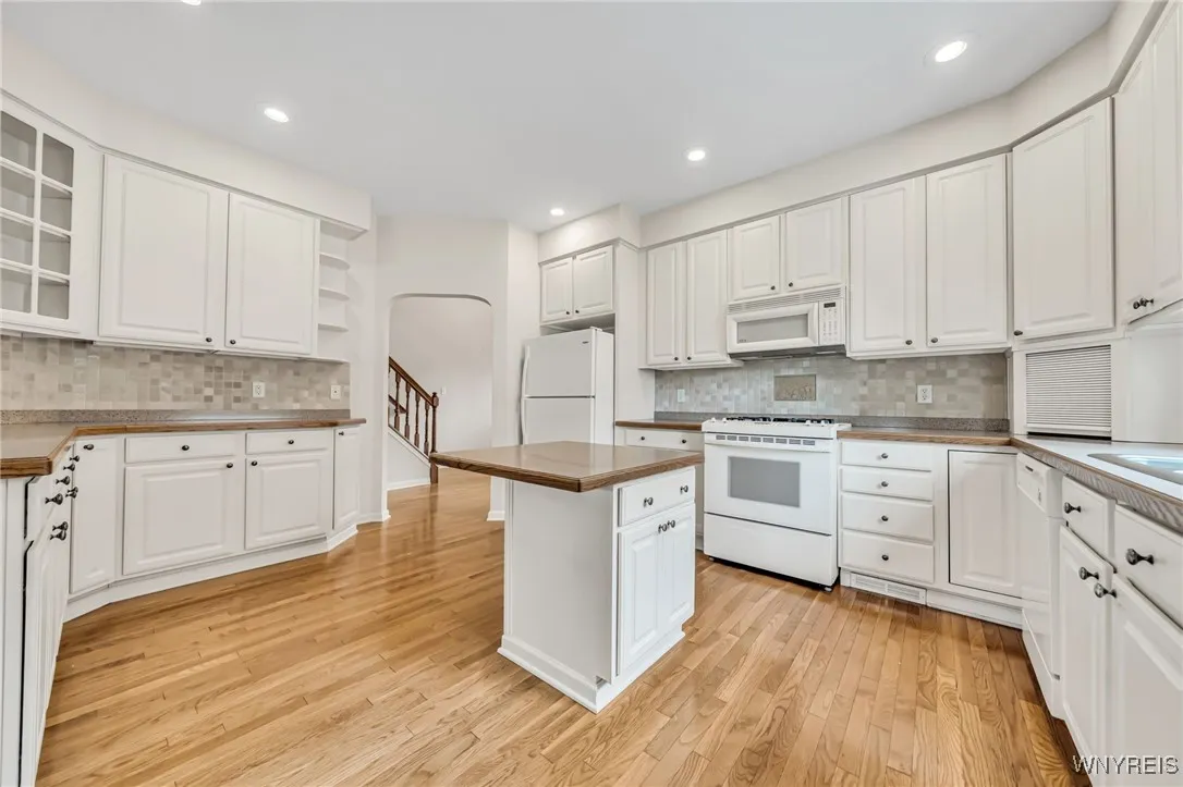 70 Haverford Lane, Amherst, New York 14221, Amherst, New York 14221, 3 Bedrooms Bedrooms, 11 Rooms Rooms,2 BathroomsBathrooms,Residential,For Sale,70 Haverford Lane, Amherst, New York 14221,B1621370