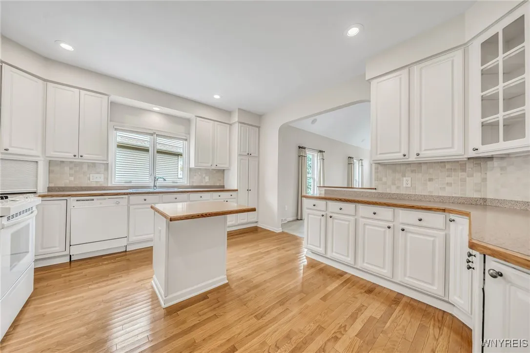 70 Haverford Lane, Amherst, New York 14221, Amherst, New York 14221, 3 Bedrooms Bedrooms, 11 Rooms Rooms,2 BathroomsBathrooms,Residential,For Sale,70 Haverford Lane, Amherst, New York 14221,B1621708