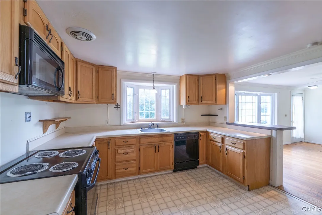37 Cambridge Road, Whitestown, New York 13492, Whitestown, New York 13492, 4 Bedrooms Bedrooms, 7 Rooms Rooms,2 BathroomsBathrooms,Residential,For Sale,37 Cambridge Road, Whitestown, New York 13492,S1621182